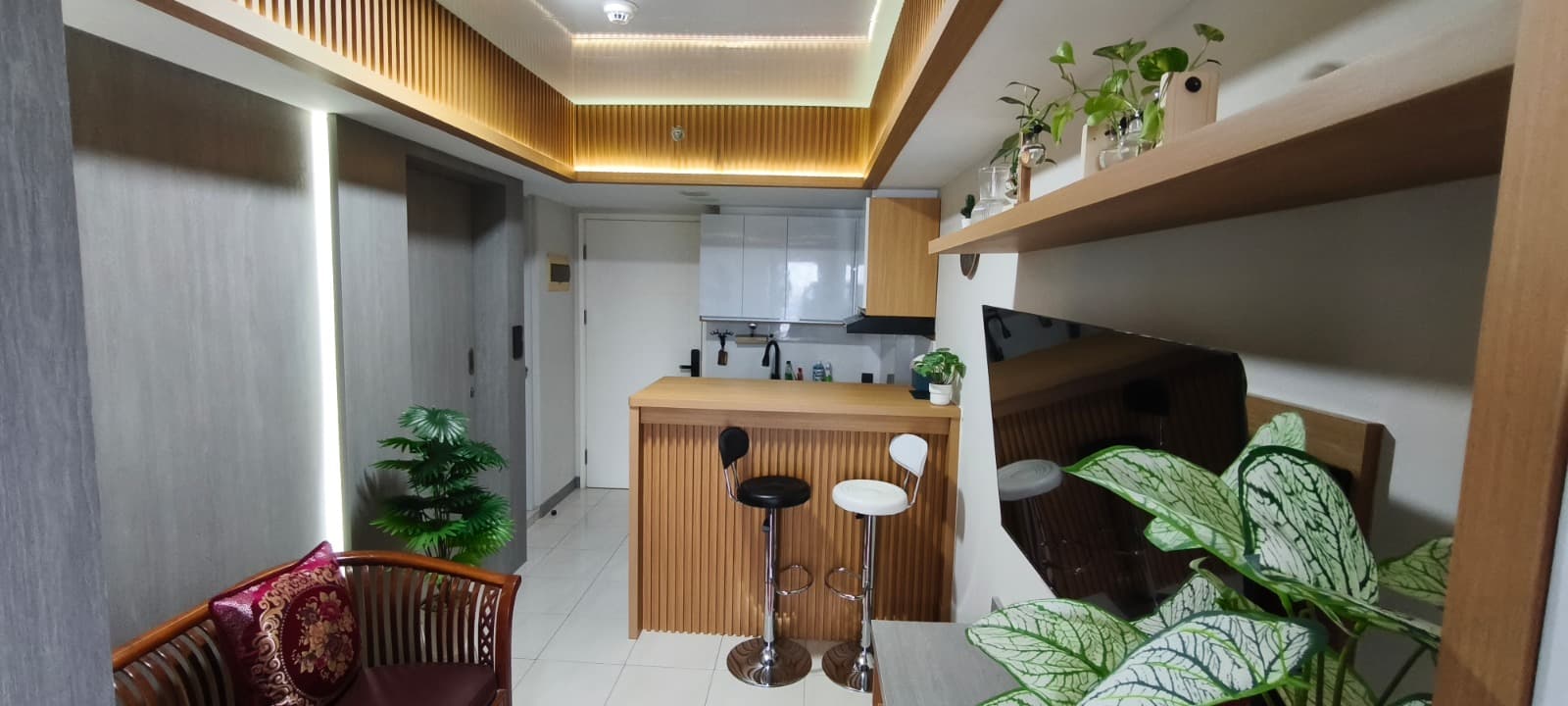 Interior kitchen modern dengan island dan kabinet kayu