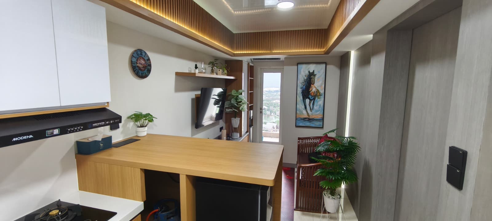 Reception area kantor — branding wall, meja resepsionis custom