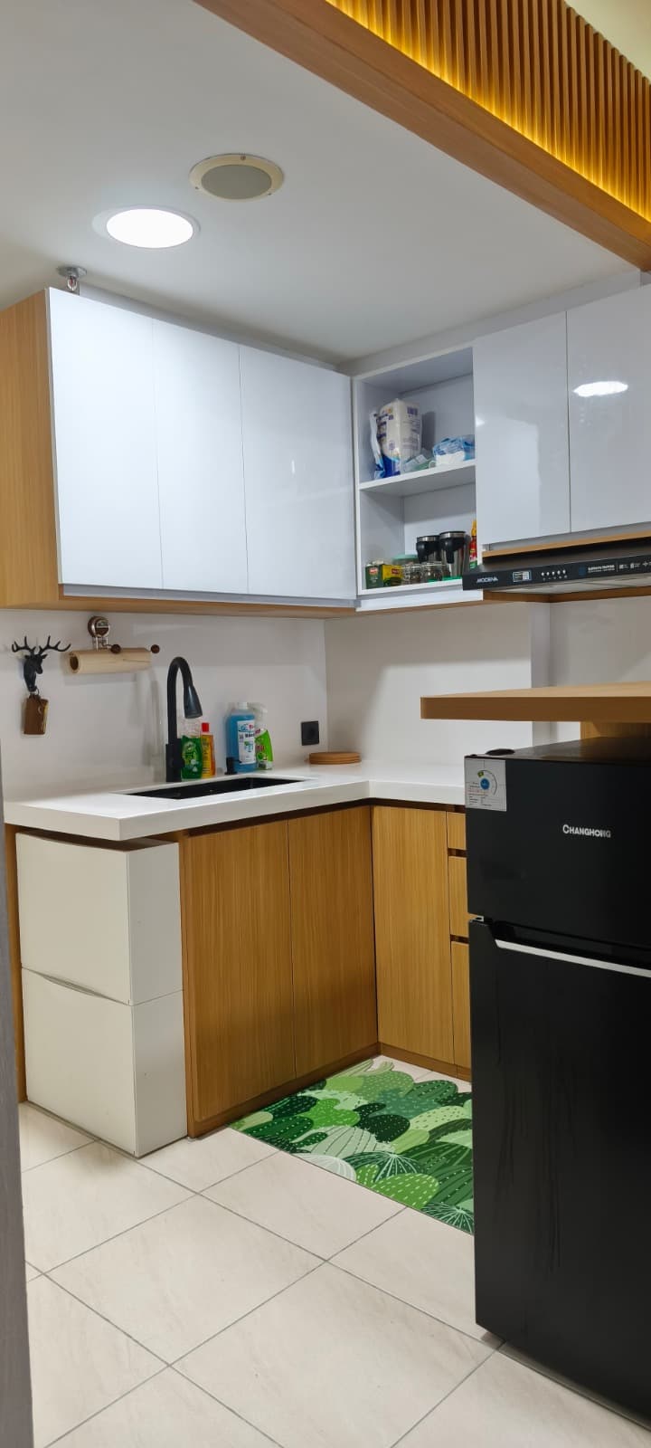 Living room apartment compact — sofa modular, rak built-in